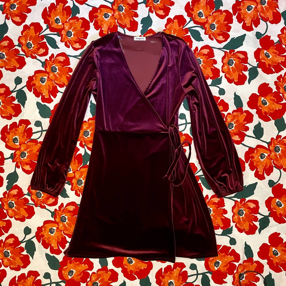 GINGER G Red Stretch Velvet/Velour Wrap Dress Sz Large, w/ Elastic Sleeves